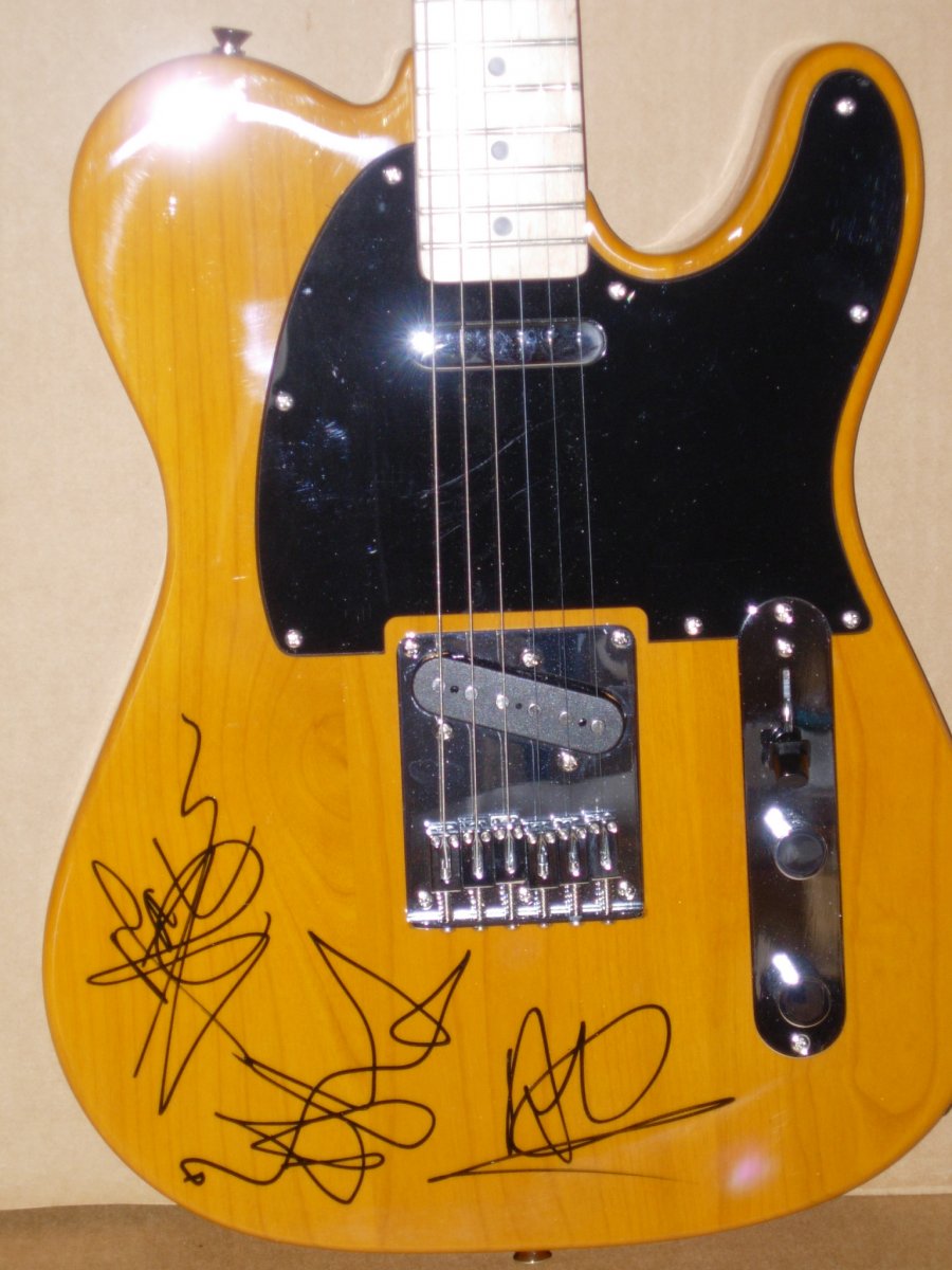 guitarra autografiada por Depeche Mode