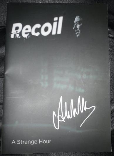 tourbook recoil autografiado